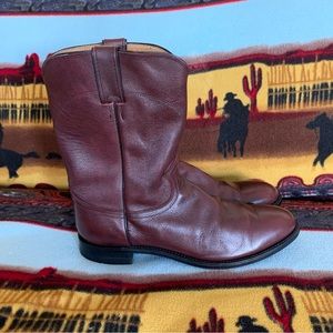 JUSTIN MENS LEATHER ROPER STYLE WESTERN BOOTS.